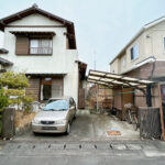 【リフォーム前/駐車場】現在は軽自動車・コンパクトカー２台の小さめの駐車場ですが、拡張工事を行い、横付け１台のスペースを新たに造成予定です。合計３台駐車可能になる予定です。