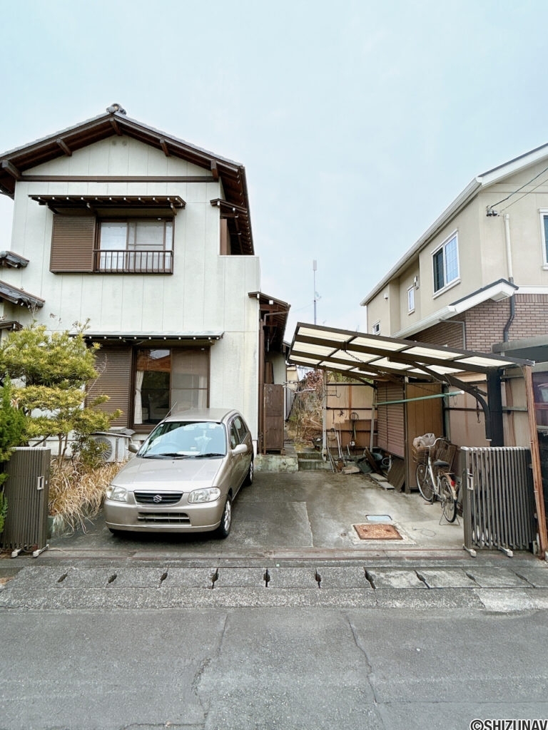 【リフォーム前/駐車場】現在は軽自動車・コンパクトカー２台の小さめの駐車場ですが、拡張工事を行い、横付け１台のスペースを新たに造成予定です。合計３台駐車可能になる予定です。