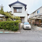 【リフォーム前/外観/別角度】外壁塗装と駐車場造成を行います。軽自動車・コンパクトカー２台と横付け１台の計３台になる予定です。