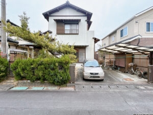 【リフォーム前/外観/別角度】外壁塗装と駐車場造成を行います。軽自動車・コンパクトカー２台と横付け１台の計３台になる予定です。