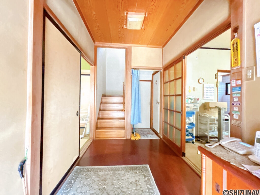 【玄関】壁紙の張替え、照明交換、フローリング上張り、建具交換を行います。