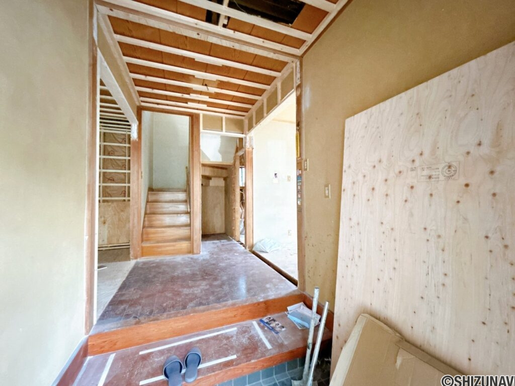 【リフォーム中（4/24）/玄関】壁紙の張替え、照明交換、フローリング上張り、建具交換を行います。