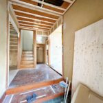【リフォーム中（4/24）/玄関】壁紙の張替え、照明交換、フローリング上張り、建具交換を行います。