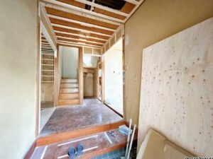 【リフォーム中（4/24）/玄関】壁紙の張替え、照明交換、フローリング上張り、建具交換を行います。