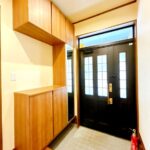 【玄関内観】全身ミラー付きのシューズボックスがあります。