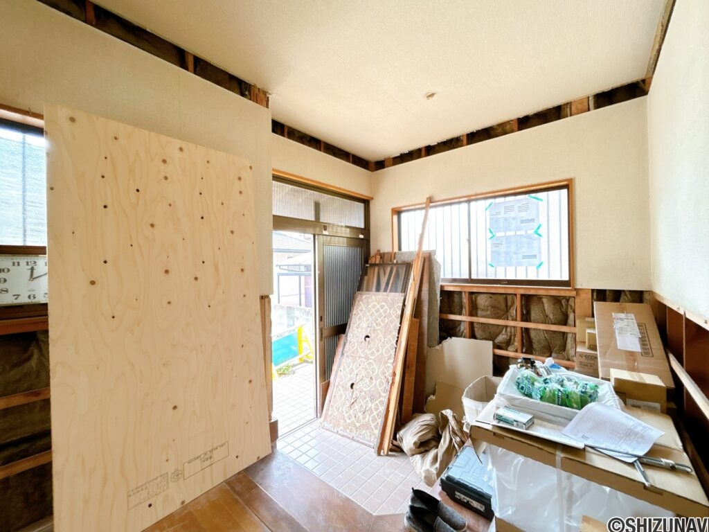 【リフォーム中／玄関内観】（7/11撮影）玄関内側はシューズボックスの交換、照明交換を行います。