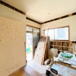 【リフォーム中／玄関内観】（7/11撮影）玄関内側はシューズボックスの交換、照明交換を行います。