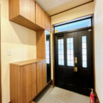 【玄関内観】全身ミラー付きのシューズボックスがあります。