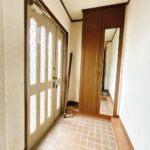 【リフォーム中/玄関内観】クロス張替を行います。鏡付きのシューズボックスがございますので、お出かけの際の身だしなみチェックに活躍します。