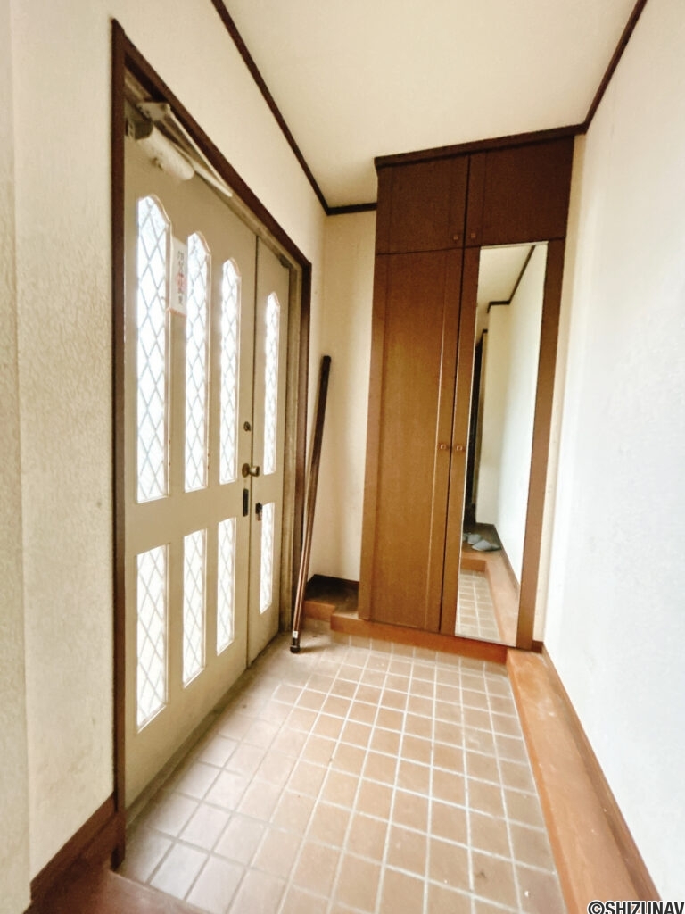 【リフォーム中/玄関内観】クロス張替を行います。鏡付きのシューズボックスがございますので、お出かけの際の身だしなみチェックに活躍します。