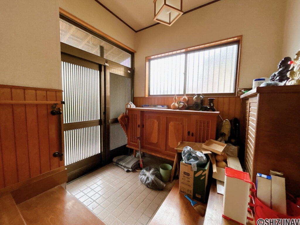 【リフォーム前／玄関内観】玄関内側はシューズボックスの交換、照明交換を行います。