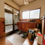 【リフォーム前／玄関内観】玄関内側はシューズボックスの交換、照明交換を行います。