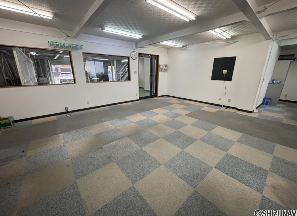 事務所の別角度のお写真です。