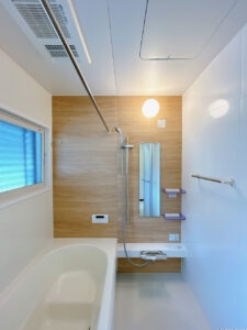 【ユニットバス】令和４年２月に新品交換済みです。浴室乾燥機付きです。クリーニングを行います。