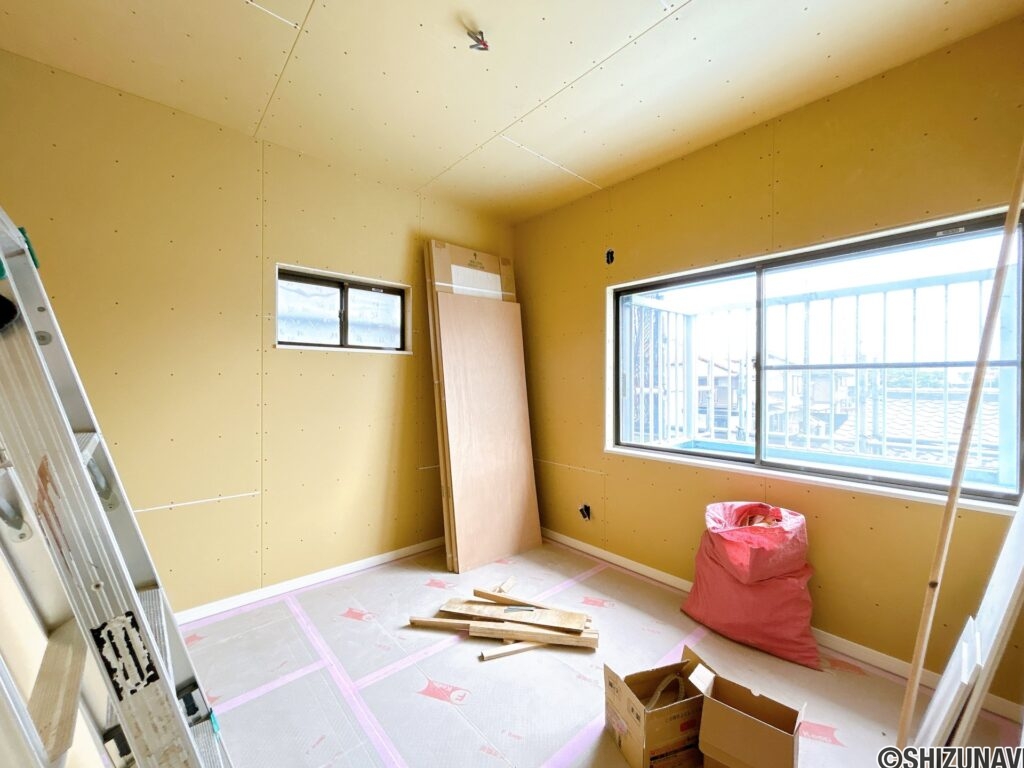 【リフォーム中/2階約4.5帖洋室（7/9撮影）】床はフローリング、壁と天井はクロスで仕上げて洋室に変更される予定です。二面に窓があるため通風、採光ともに良好です。