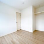 【リフォーム済/2階約4.5帖洋室】床はフローリング、壁と天井はクロスで仕上げて洋室に変更しました。二面に窓があるため通風、採光ともに良好です。