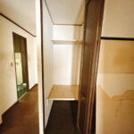 【リフォーム中/収納】1階廊下にも収納スペースがございます。日用品のストック収納に利用したり、玄関に近いため外出用のコートなどをしまっておくことも可能です。新品の枕棚とハンガーパイプを設置いたします。