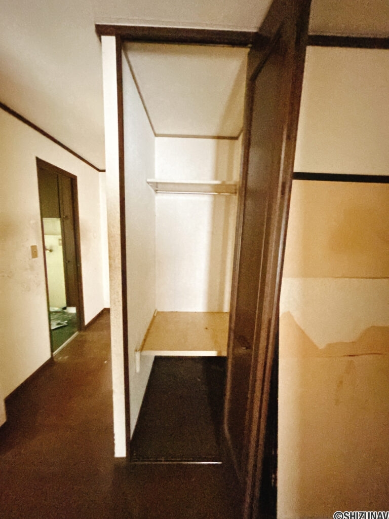 【リフォーム中/収納】1階廊下にも収納スペースがございます。日用品のストック収納に利用したり、玄関に近いため外出用のコートなどをしまっておくことも可能です。新品の枕棚とハンガーパイプを設置いたします。