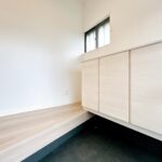 【リフォーム済/玄関ホール】床はフローリング張替、壁と天井はクロス張替を行いました。廊下照明はダウンライトを新設しております。