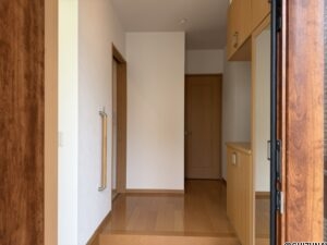 広めの玄関ホールは手すり付きで安心です