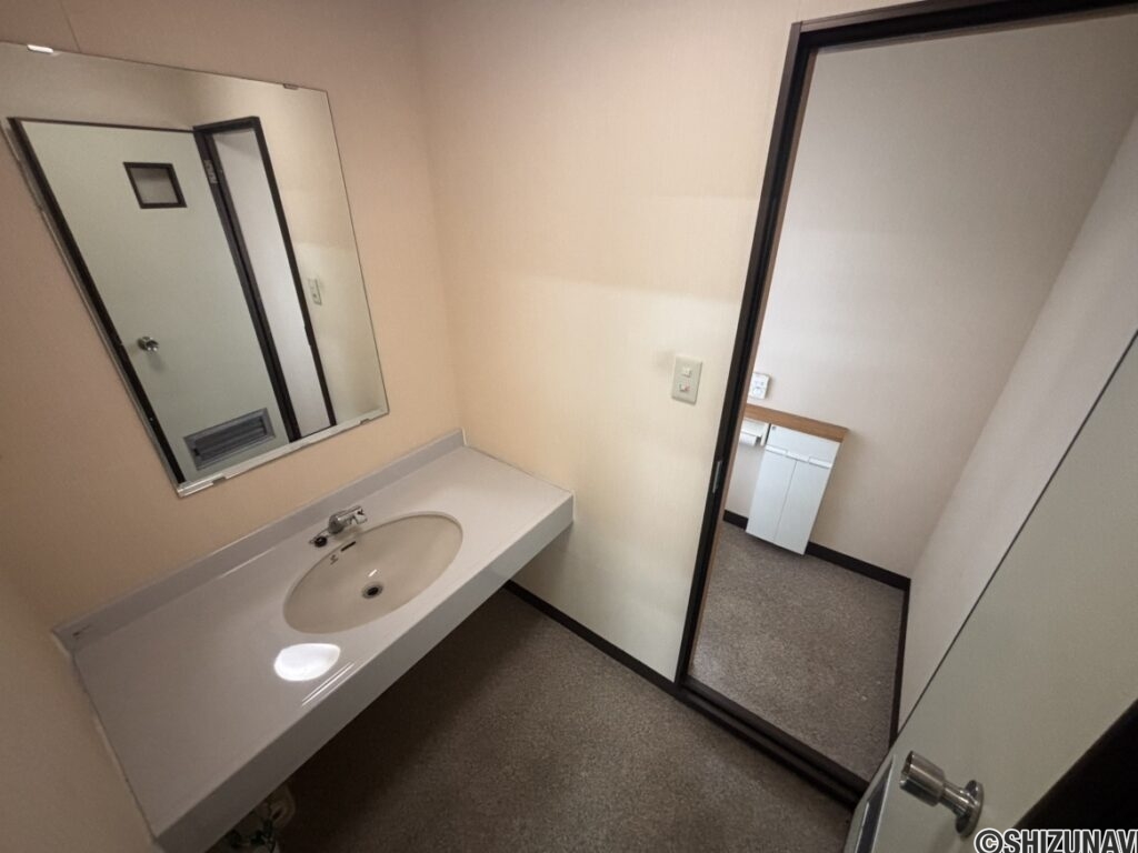 １階の洗面所のお写真です。奥はトイレになっております。