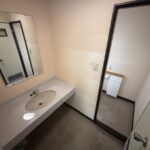１階の洗面所のお写真です。奥はトイレになっております。