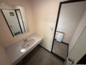 １階の洗面所のお写真です。奥はトイレになっております。
