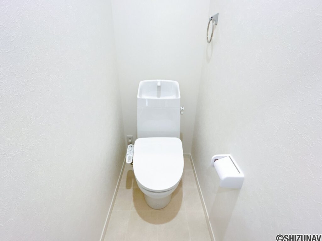 【リフォーム済／トイレ】毎日使用するトイレ洗浄便座付きトイレに新品交換しました。クロスやフロアの張替を一緒にすることで清潔感のある空間に。直接肌に触れる部分は新品がいいですね。
