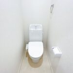 【リフォーム済／トイレ】毎日使用するトイレ洗浄便座付きトイレに新品交換しました。クロスやフロアの張替を一緒にすることで清潔感のある空間に。直接肌に触れる部分は新品がいいですね。