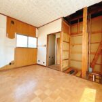 【リフォーム中/2階約6帖洋室（5/25撮影）】2階東側の居室です。床はフローリング、壁と天井はクロスで仕上げ、新しい照明も設置されます。収納スペースには枕棚とハンガーパイプを設置予定です。