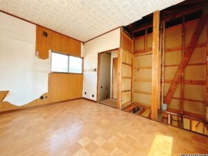 【リフォーム中/2階約6帖洋室（5/25撮影）】2階東側の居室です。床はフローリング、壁と天井はクロスで仕上げ、新しい照明も設置されます。収納スペースには枕棚とハンガーパイプを設置予定です。