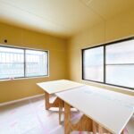 【リフォーム中/2階約6帖洋室（7/9撮影）】2階東側の居室です。床はフローリング、壁と天井はクロスで仕上げ、新しい照明も設置されます。収納スペースには枕棚とハンガーパイプを設置予定です。