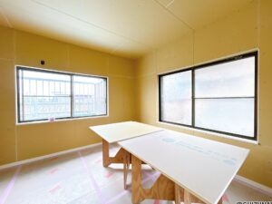 【リフォーム中/2階約6帖洋室（7/9撮影）】2階東側の居室です。床はフローリング、壁と天井はクロスで仕上げ、新しい照明も設置されます。収納スペースには枕棚とハンガーパイプを設置予定です。