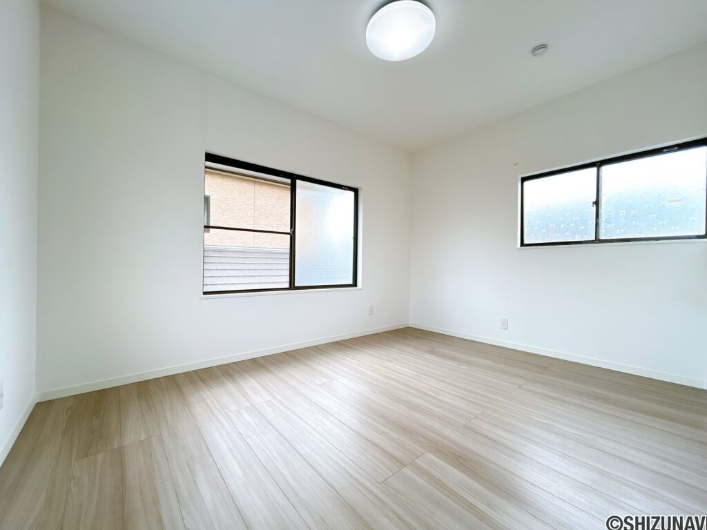 【リフォーム済/2階約6帖洋室】床はフローリング、壁と天井はクロスで仕上げました。窓が三面あり、通風や採光が良好なお部屋です。