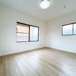 【リフォーム済/2階約6帖洋室】床はフローリング、壁と天井はクロスで仕上げました。窓が三面あり、通風や採光が良好なお部屋です。