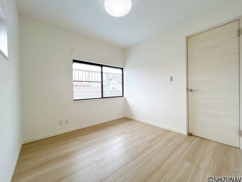 【リフォーム済/1階約5帖洋室】フローリング上張り、クロス張替え、建具交換、照明交換を行いました。1階に1つ寝室にできるお部屋があると、お年を召してからは階段の上り下りをせずに生活ができます。