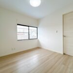 【リフォーム済/1階約5帖洋室】フローリング上張り、クロス張替え、建具交換、照明交換を行いました。1階に1つ寝室にできるお部屋があると、お年を召してからは階段の上り下りをせずに生活ができます。