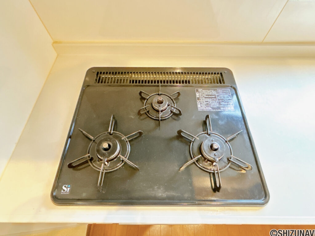 【キッチン　設備】３口コンロで同時調理が可能。大きなお鍋を置いても困らない広さです。お手入れ簡単なコンロなのでうっかり吹きこぼしてもお掃除ラクラクです。