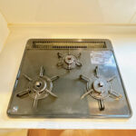 【キッチン　設備】３口コンロで同時調理が可能。大きなお鍋を置いても困らない広さです。お手入れ簡単なコンロなのでうっかり吹きこぼしてもお掃除ラクラクです。