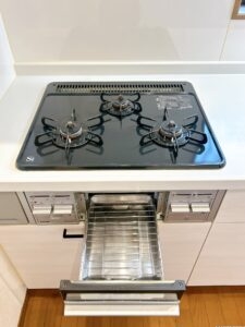 【キッチン　設備】３口コンロで同時調理が可能。大きなお鍋を置いても困らない広さです。お手入れ簡単なコンロなのでうっかり吹きこぼしてもお掃除ラクラクです。