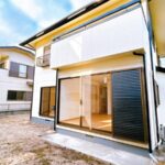 【外観】2　外壁塗装、戸袋塗装、網戸の張替、庭の除草を行いました。