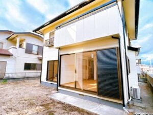 【外観】2　外壁塗装、戸袋塗装、網戸の張替、庭の除草を行いました。