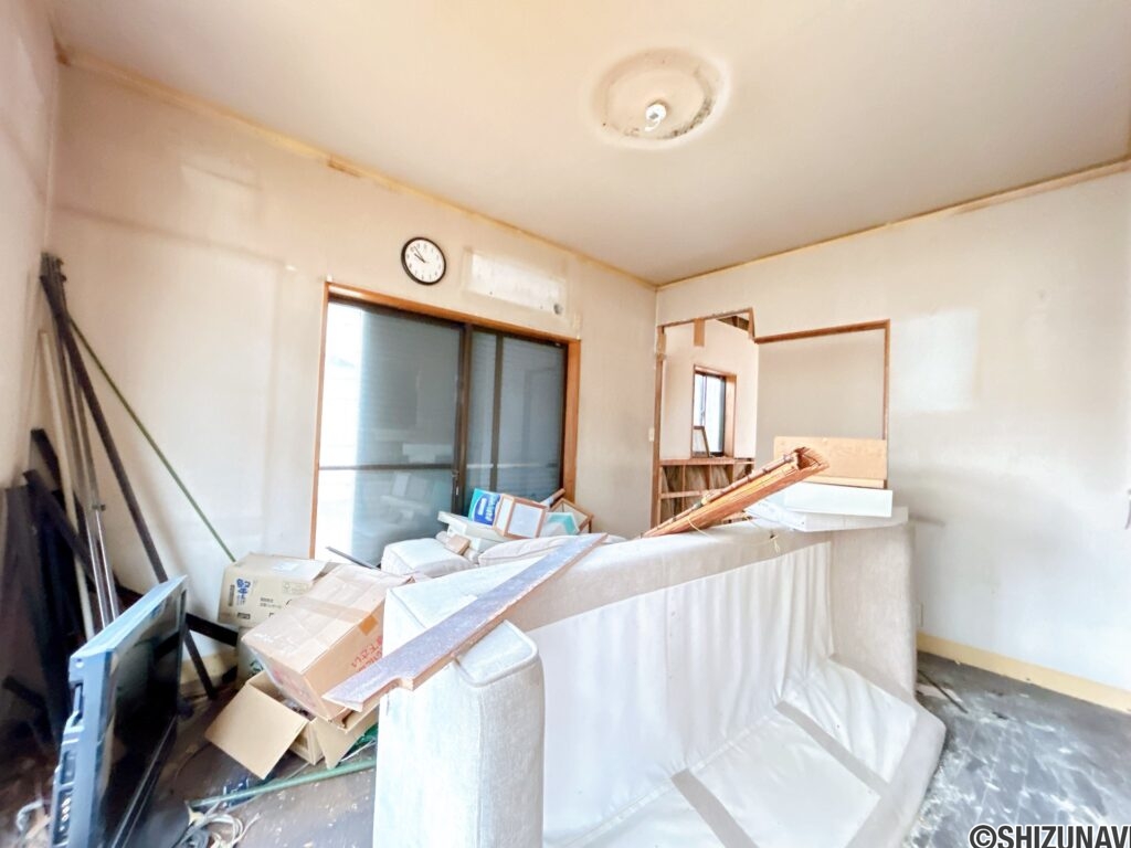 【リフォーム中／１階西側洋室】（6/20撮影）フローリング張り、クロス貼替え、建具交換、照明交換を行います。