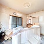 【リフォーム中／１階西側洋室】（6/20撮影）フローリング張り、クロス貼替え、建具交換、照明交換を行います。