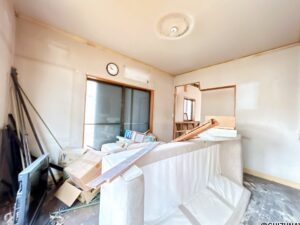 【リフォーム中／１階西側洋室】（6/20撮影）フローリング張り、クロス貼替え、建具交換、照明交換を行います。