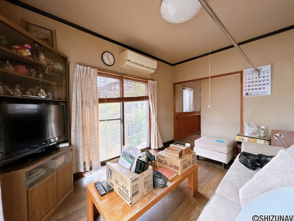 【リフォーム前／１階西側洋室】フローリング張り、クロス貼替え、建具交換、照明交換を行います。