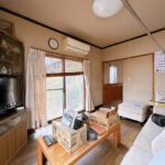 【リフォーム前／１階西側洋室】フローリング張り、クロス貼替え、建具交換、照明交換を行います。