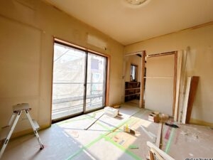 【リフォーム中／１階西側洋室】（8/2撮影）フローリング張り、クロス貼替え、建具交換、照明交換を行います。