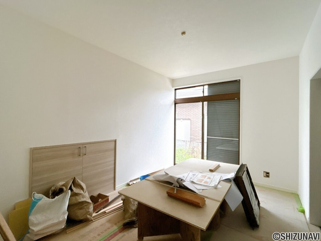 【リフォーム中／１階西側洋室】（9/6撮影）フローリング張り、クロス貼替え、建具交換、照明交換を行います。