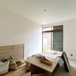 【リフォーム中／１階西側洋室】（9/6撮影）フローリング張り、クロス貼替え、建具交換、照明交換を行います。